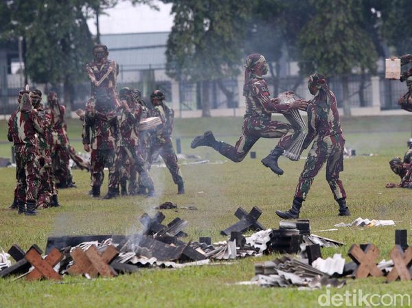 Berbagai Atraksi Meriahkan Sertijab Danjen Kopassus