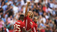Ibrahimovic langsung diturunkan di laga Community Shield melawan Leicester City. Pemain asal Swedia itu bahkan mencetak gol penentu, di mana MU menang 2-1. Ibrahimovic pun langsung mempersembahkan trofi di debut kompetitifnya. (Foto: Ben Hoskins/Getty Images)