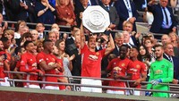 Trofi Community Shield menjadi semacam pesan dari Ibrahimovic, bahwa dirinya masih jauh dari kata habis dan siap bertarung di Inggris. Hal yang dibuktikannya seiring waktu berjalan. (Foto: Ben Hoskins/Getty Images)