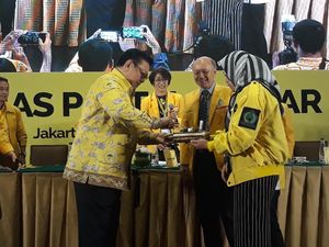 Di Rakernas Golkar, Agung Laksono Dapat Kejutan Ulang Tahun