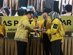 Di Rakernas Golkar, Agung Laksono Dapat Kejutan Ulang Tahun
