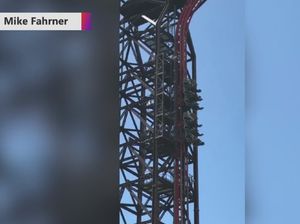 Seram! Penumpang Nyangkut saat Rollercoaster Berhenti