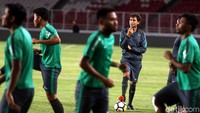 Latihan dibawah komando Luis Mila.