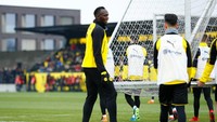 Di jeda internasional ini, Bolt berkesempatan berlatih bareng Borussia Dortmund atas bantuan sponsor pribadinya, Puma, yang juga jadi penyedia seragam Dortmund. (Thilo Schmuelgen/Reuters)