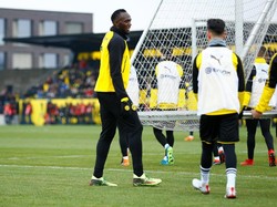 Di jeda internasional ini, Bolt berkesempatan berlatih bareng Borussia Dortmund atas bantuan sponsor pribadinya, Puma, yang juga jadi penyedia seragam Dortmund. (Thilo Schmuelgen/Reuters)