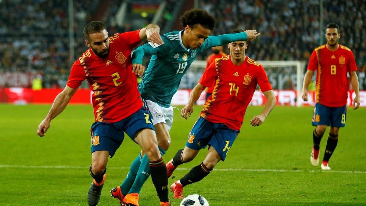 Spanyol mendoninasi jalannya pertandingan atas Jerman. (Foto: Thilo Schmuelgen/Reuters)