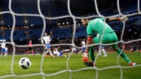 Tembakan mendatar Banega tak bisa diantisipasi oleh kiper veteran Italia, Gianluigi Buffon. Foto: Phil Noble/Reuters