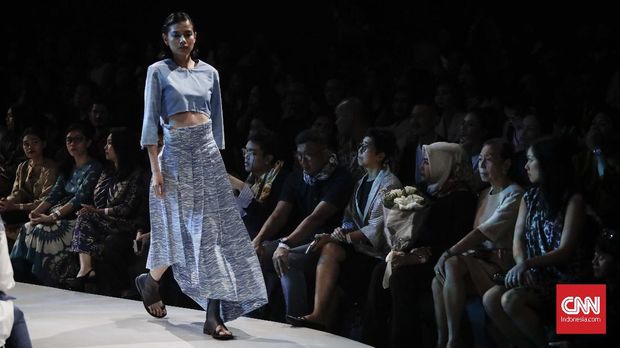 Model berlenggok membawakan busana rancangan Populo Batik pada Plaza Indonesia Fashion Week Spring Summer 2018 di Jakarta.