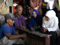 Ini yang Dikatakan Khofifah saat Kunjungi Perajin Gamelan Ponorogo