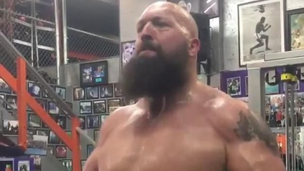 Saat Pegulat WWE Big Show Pamer Perut Sixpack