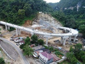 Keren Banget! Jalan Layang Ini Dibangun Meliuk di Antara Hutan