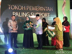 Peduli Organisasi Perempuan, Gus Ipul Terima Aisyiyah Awards 2018