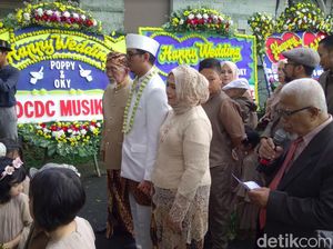 Oki Bawa 7 Seserahan untuk Poppy Sovia, Ada Sepatu Boots Juga Oki Bawa 7 Seserahan untuk Poppy Sovia, Ada Sepatu Boots Juga
