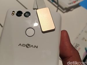 Penampakan Ponsel Advan dengan Kamera Ganda