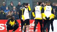 Bolt tampak antusias mengikuti sesi latihan bareng Borussia Dortmund tersebut. Tertarik jadi pesepakbola beneran, Bolt? (Thilo Schmuelgen/Reuters)