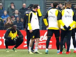 Bolt tampak antusias mengikuti sesi latihan bareng Borussia Dortmund tersebut. Tertarik jadi pesepakbola beneran, Bolt? (Thilo Schmuelgen/Reuters)