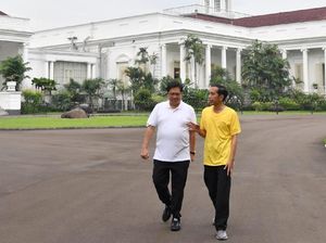 Gaya Hypebeast Presiden Jokowi Pakai Sneakers Yeezy Kanye West Gaya Hypebeast Presiden Jokowi Pakai Sneakers Yeezy Kanye West