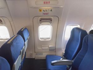 Cuma Superhero yang Boleh Duduk di Kursi Dekat Pintu Darurat