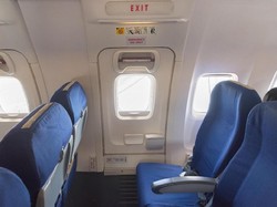 Cuma Superhero yang Boleh Duduk di Kursi Dekat Pintu Darurat