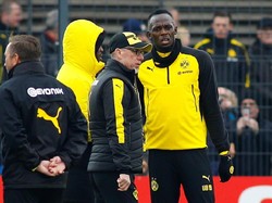 Pelatih Dortmund Peter Stoeger tampak berbincang dengan Usain Bolt. Menurut Stoeger, Bolt masih harus banyak belajar sebelum jadi pemain profesional (Thilo Schmuelgen/Reuters)
