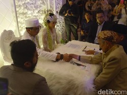 Resmi Jadi Suami Istri, Poppy Sovia dan Oki Lega!