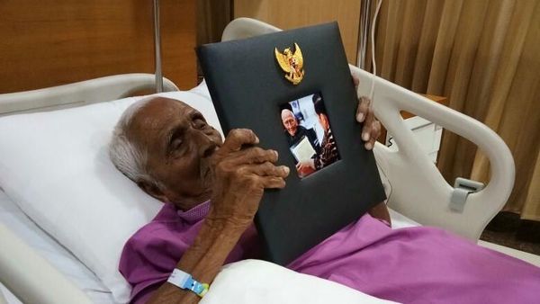 Dirawat di RSPAD, Nyak Sandang Peluk Foto dengan Jokowi