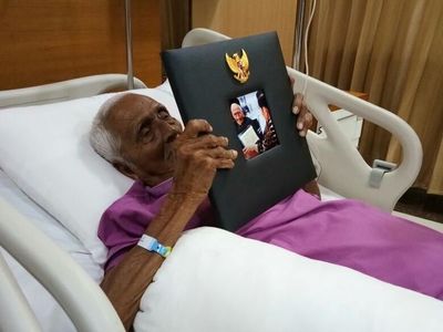 Dirawat di RSPAD, Nyak Sandang Peluk Foto dengan Jokowi