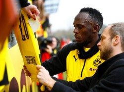 Tak lupa juga Bolt menandatangani jersey milik fans yang setia menunggunya berlatih.  Bolt pensiun dari atletik usai kejuaraan dunia 2017. (Thilo Schmuelgen/Reuters)