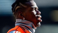 Sebelumnya sih, Pogba tetap memertahankan warna hitam, namun dengan undercut yang diseling hitam dan pirang yang mencolok.  (instagram Pogba)