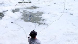 Mancing Ikan di Lautan Busa