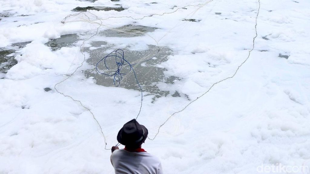 Mancing Ikan di Lautan Busa Mancing Ikan di Lautan Busa