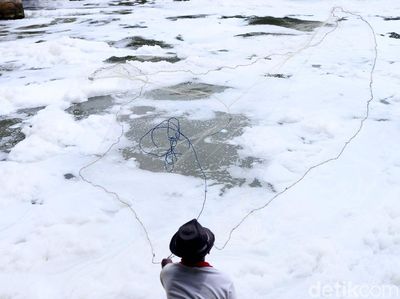 Mancing Ikan di Lautan Busa