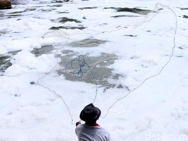 Mancing Ikan di Lautan Busa