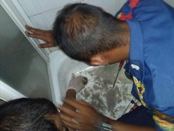 Damkar Bantu Warga yang Tangannya Terjepit di Kamar Mandi