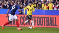 Assist pertama James Rodriguez tercipta di gol Luis Muriel pada menit ke-28. James memberi umpan pendek dari skema sepak pojok. (Foto: Aurelien Meunier/Getty Images)
