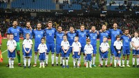 Para pemain Italia mengenakan kostum nomor 13 sebelum kick-off, sebagai bentuk penghormatan kepada mendiang Davide Astori. Foto: Claudio Villa/Getty Images