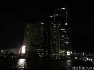 Earth Hour Dimulai, Kawasan Bundaran HI Jadi Gelap Earth Hour Dimulai, Kawasan Bundaran HI Jadi Gelap