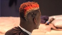 Kalau yang ini, gaya rambut apa menurut kalian? Warna-warni di bagian atas dengan undercut yang seperti petir. (instagram Pogba)