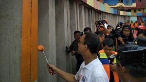Potret Anies Ngecat Kampung dan Tebar Ikan di Danau Sunter