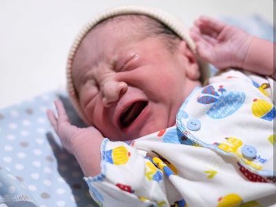 Bayi Ini Lebih Mirip Zaskia Mecca atau Hanung Bramantyo Ya?