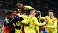 Para pemain Kolombia langsung berlari ke arah Juan Quinter. Mereka bersama-sama merayakan gol kemenangan tersebut. (Foto: Gonzalo Fuentes/Reuters)
