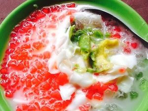 Slurrp! Segar Manis Es Sekoteng Berisi Biji Delima dan Kelapa Muda