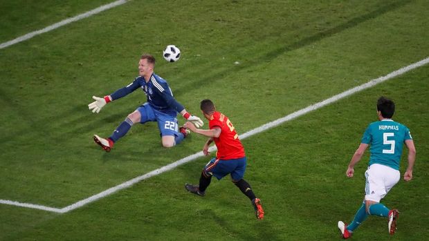 Marc Andre Ter Stegen kesulitan menjinakkan bola Telstar 18 yang akan digunakan di Piala Dunia 2018.