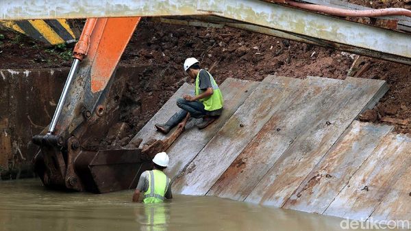Pekerja Pasang Pelindung Tepi Sungai Kalimalang