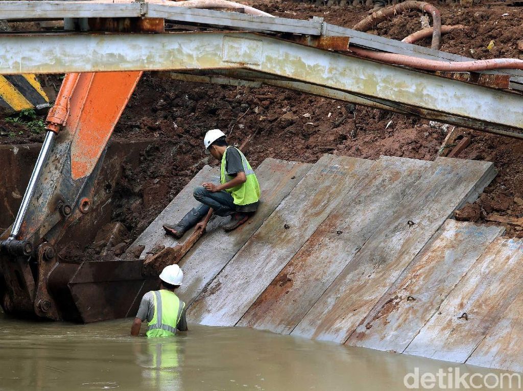 Anies Ingin Ada Penghijauan di Program Naturalisasi Sungai DKI Anies Ingin Ada Penghijauan di Program Naturalisasi Sungai DKI