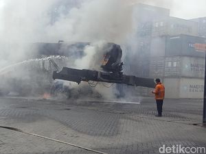 Pengangkut Alat Berat Terbakar di Terminal Peti Kemas Tj Priok