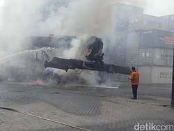 Pengangkut Alat Berat Terbakar di Terminal Peti Kemas Tj Priok