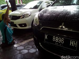 Bupati Janji Bantu Agus, Tukang Parkir Tak Punya Kaki di Kudus