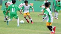 MILO Football Clinic Day hari ini diikuti lebih dari 250 siswa sekolah dasar yang mendapatkan pelatihan meliputi teknik dribbling, shooting, passing, turning dan keeping dari pelatih berlisensi Asian Football Confederation (AFC) Zaenal Abidin, Kurniawan Dwi Yulianto dan Ponaryo Astaman. Pool/Kemenpora.
