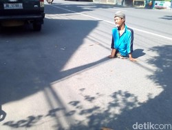 Tak Miliki Kaki, Tukang Parkir Ini Berhasil Sekolahkan 2 Anaknya
